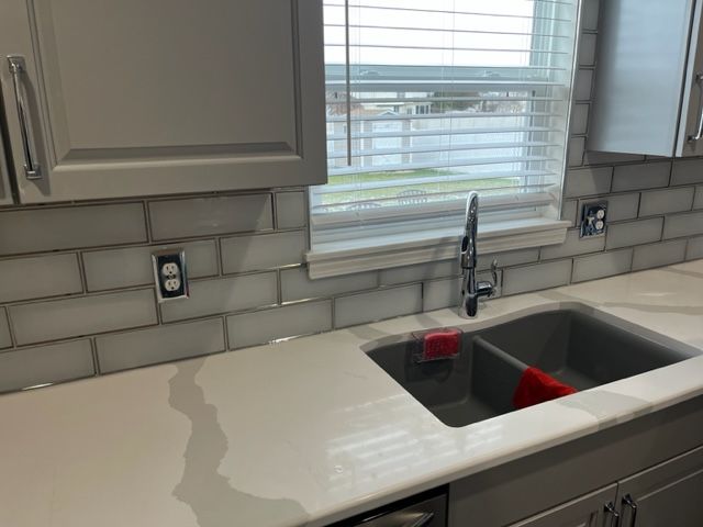 GLASS BACKSPLASH