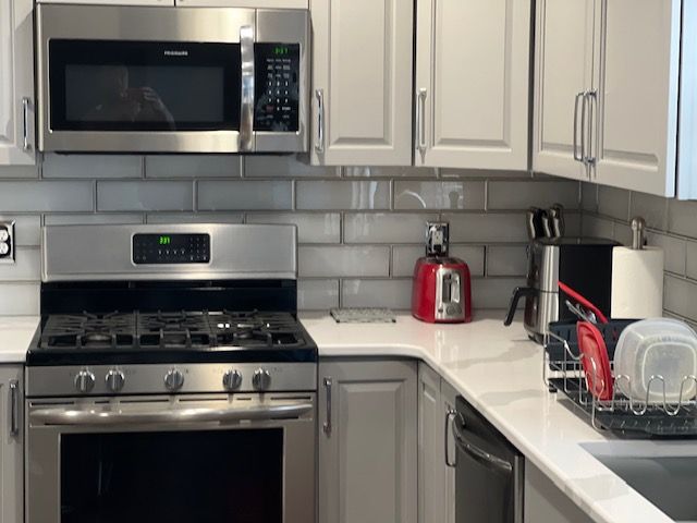 GLASS BACKSPLASH