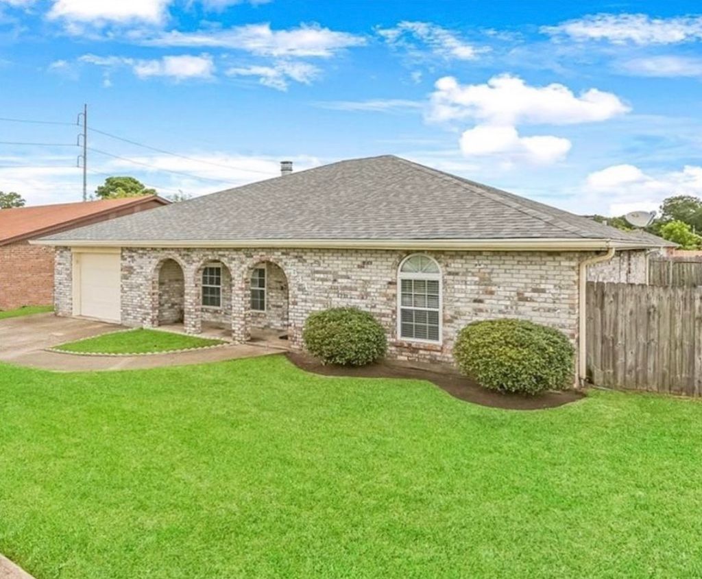 Single family home, lawn care is available for an 