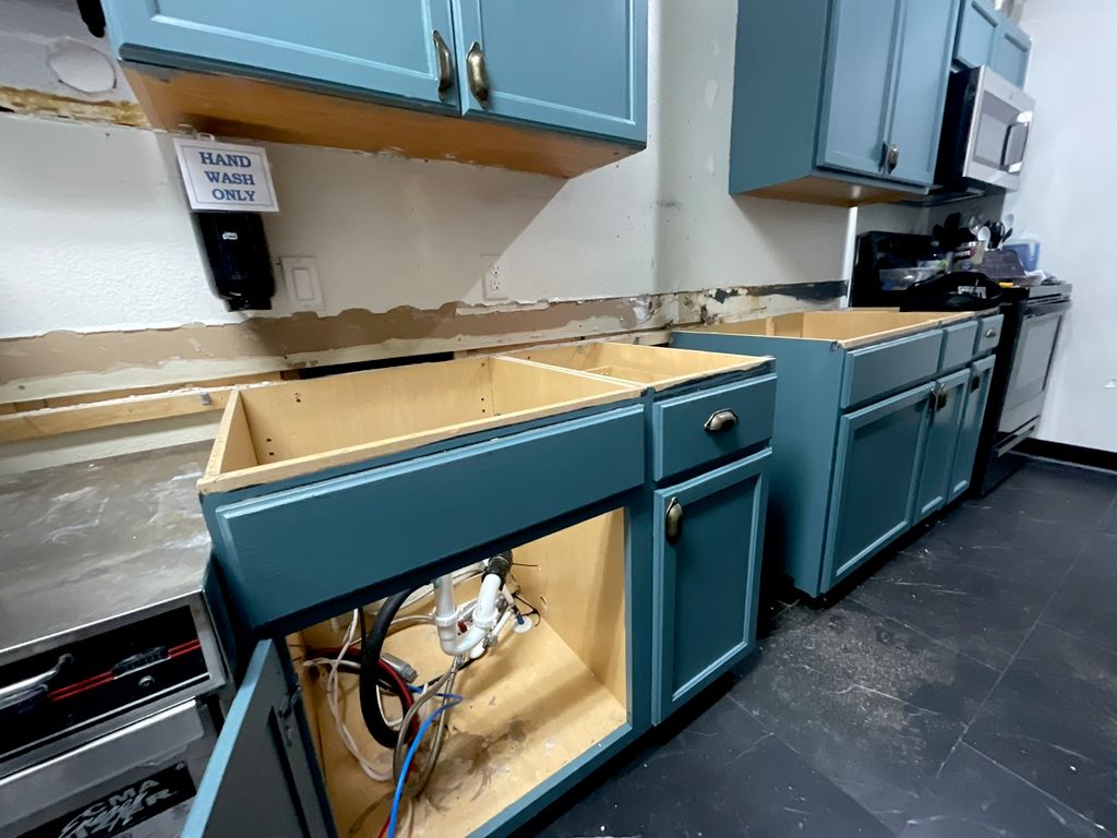 Kitchen before replacing countertops, installing a