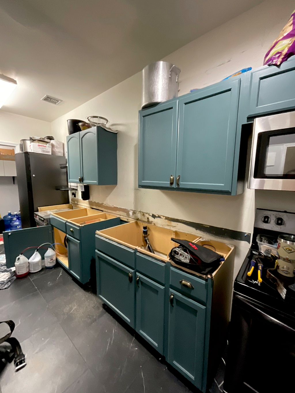 Kitchen before replacing countertops, installing a