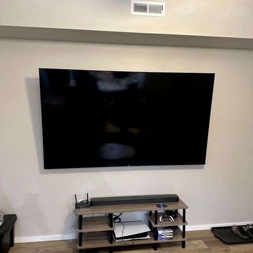 Did a great job hanging up my 85” Sony TV !!!!
Ver