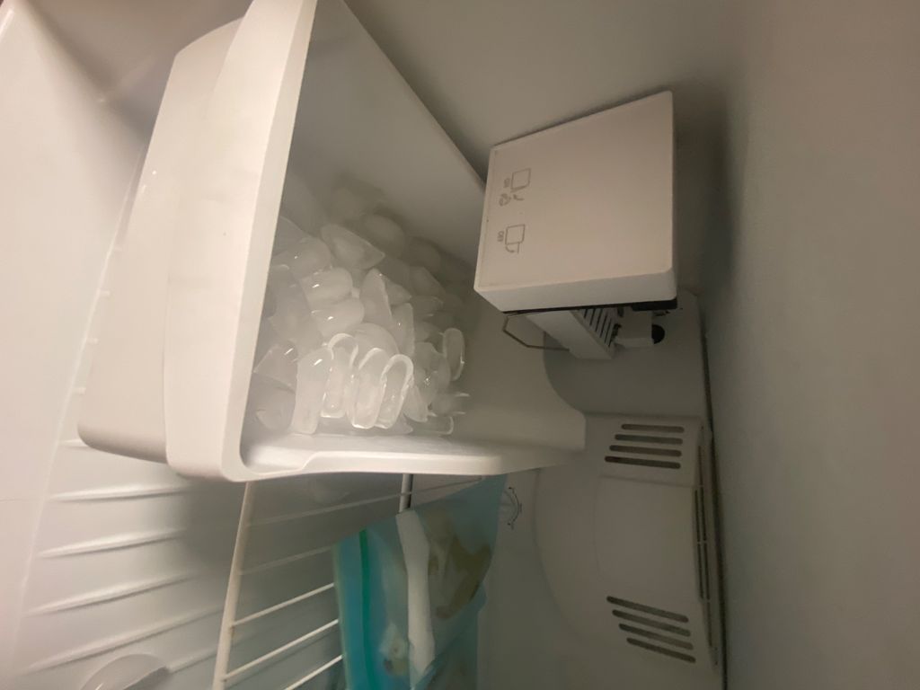 I had problems with the work of the Ice maker, Rus