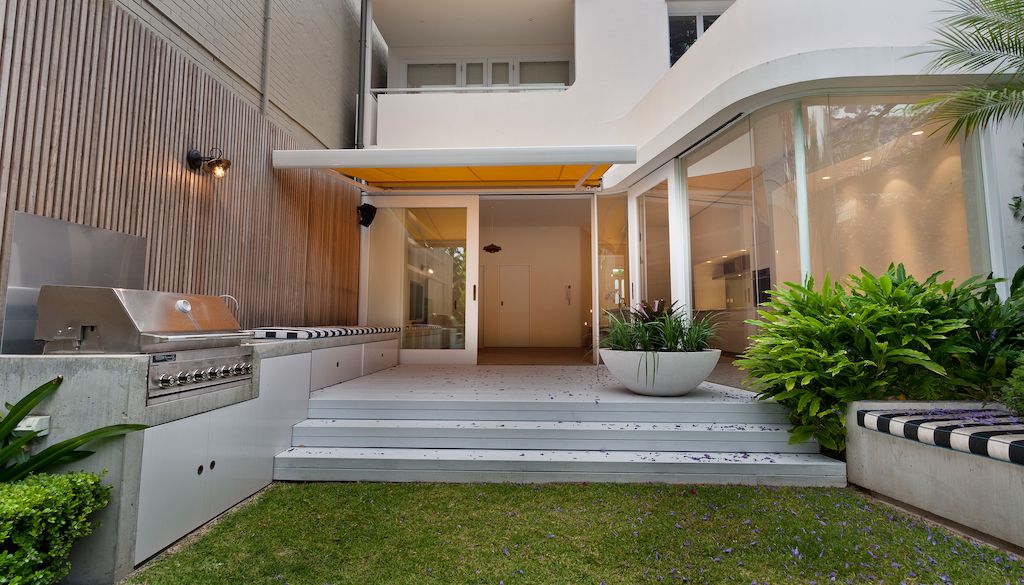 outdoor kitchen in small backyard