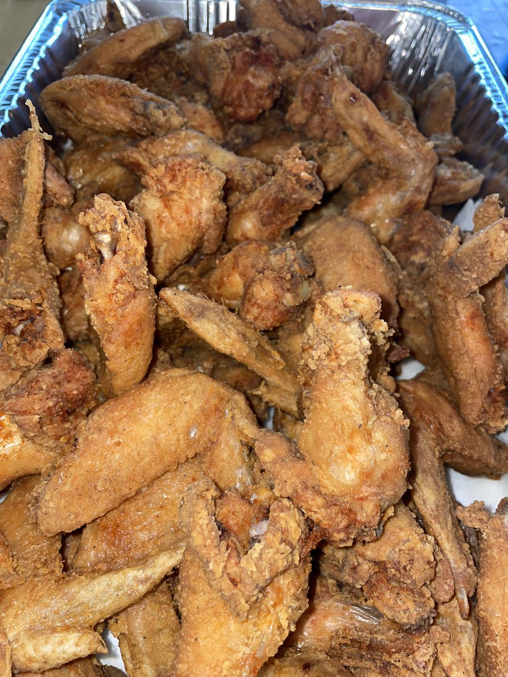 Crispy fried chicken wings