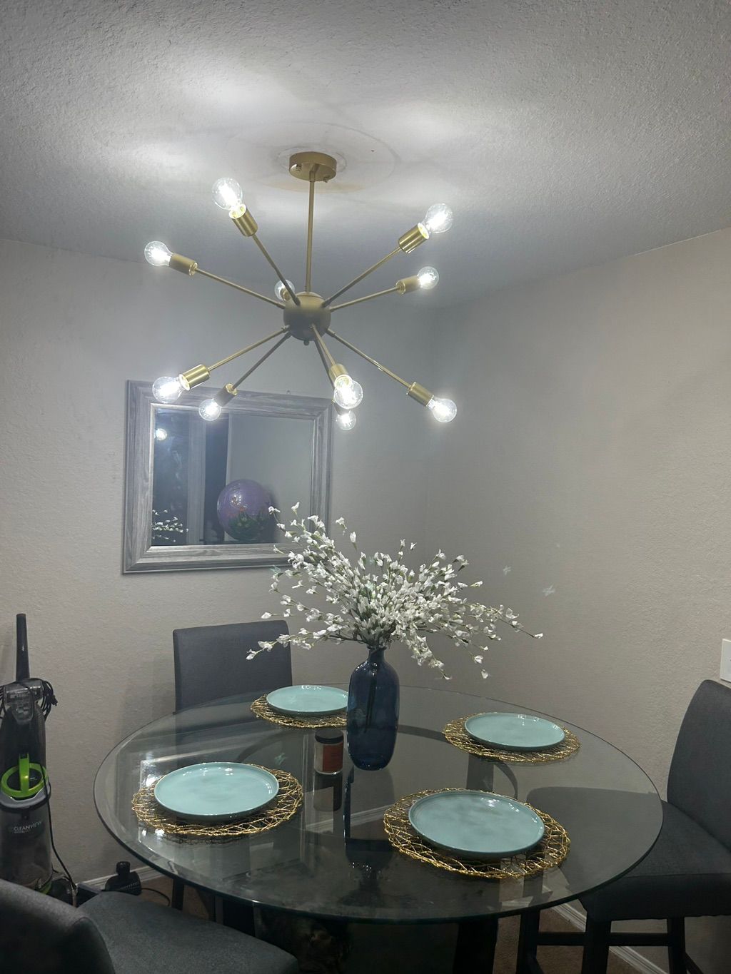 I love this decorative gold light fixture 😍