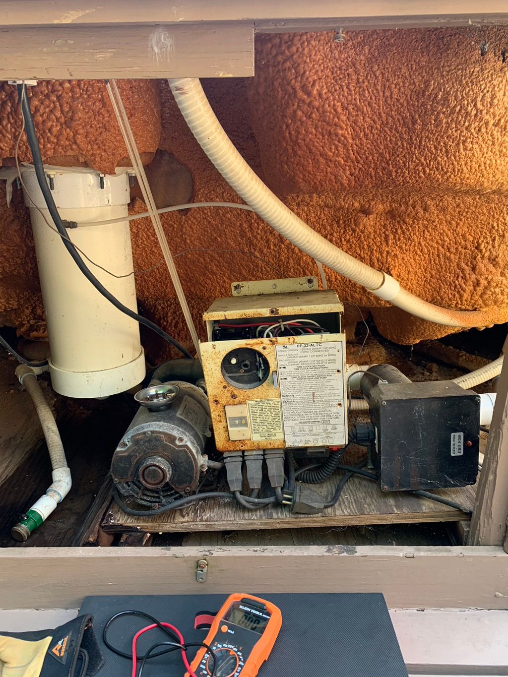 BEFORE - An old analog hot tub from the 70’s…
