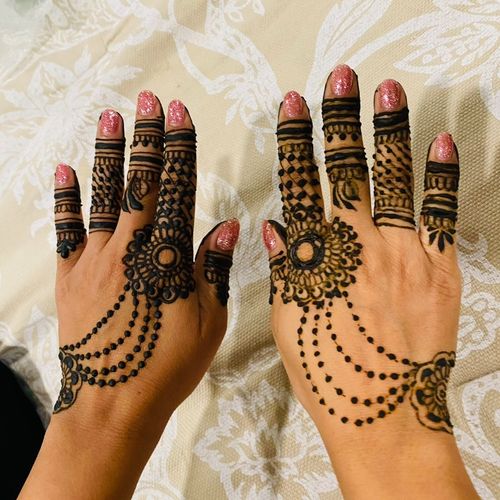 Mona is one of the best henna artists. I love her 