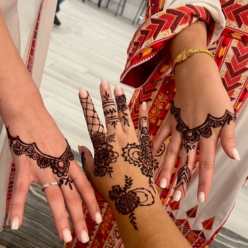 Aisha did my wedding henna and I couldn’t be happi