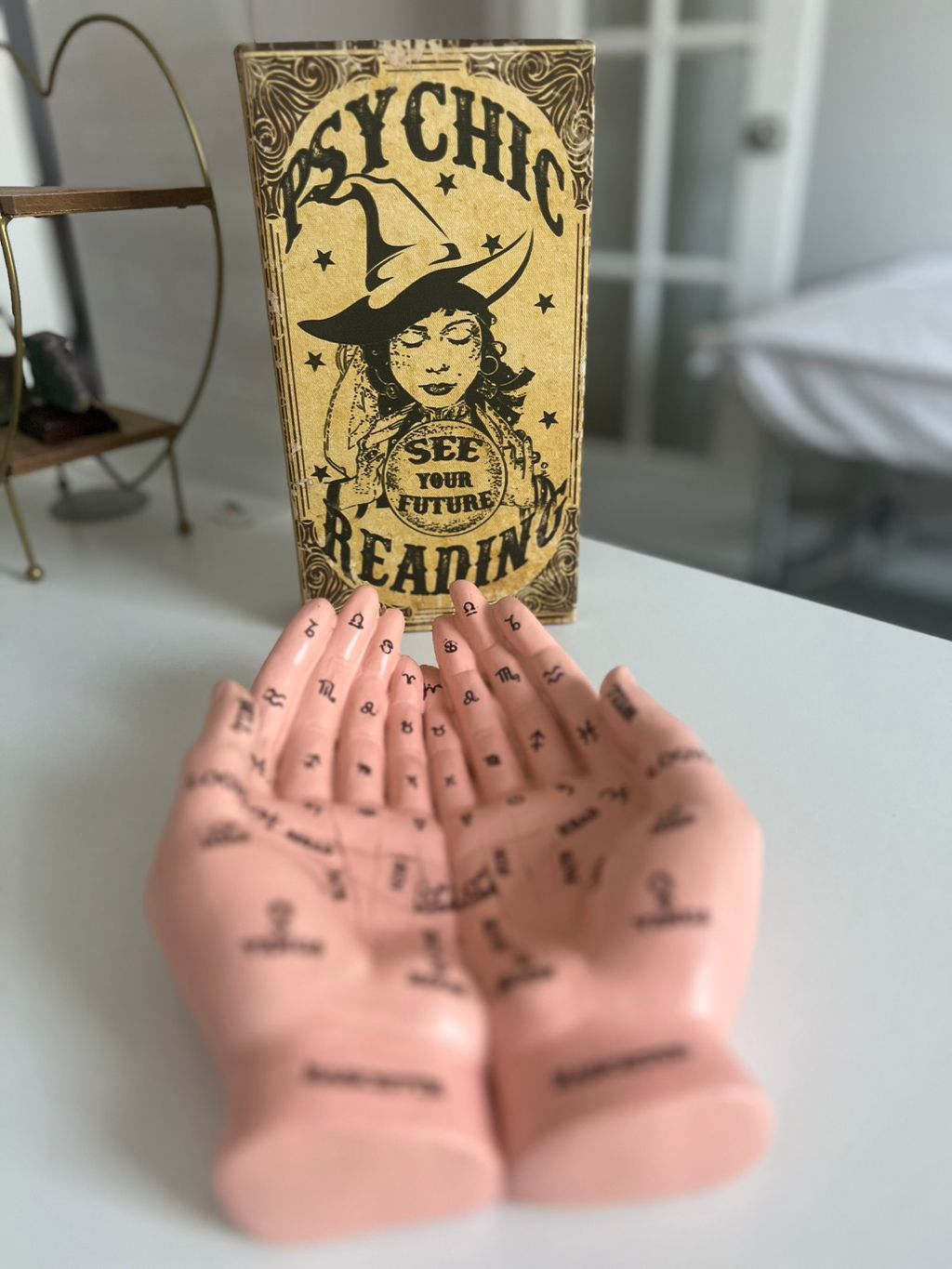 Palm reading ✋🏼🕯️🔮
