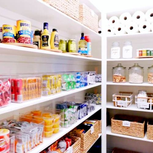 Are you a fan of color-coded pantry? 🍓