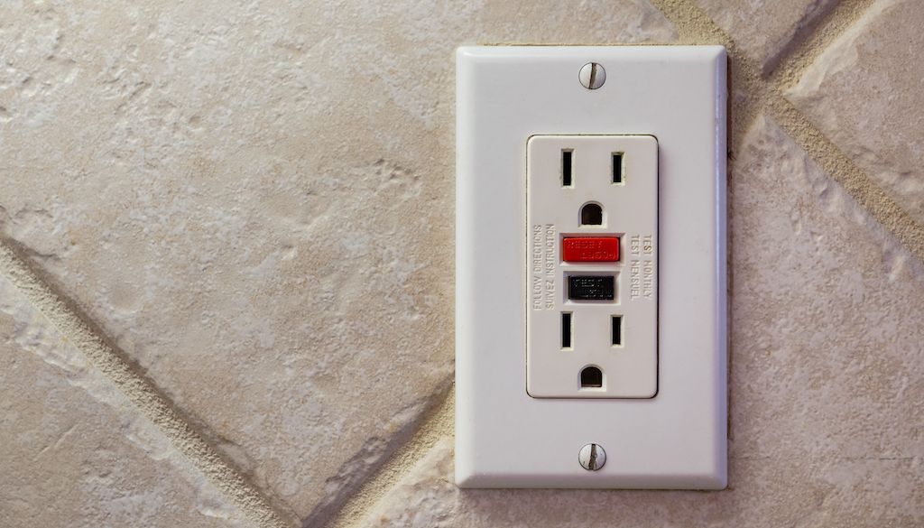 GFCI receptacle and wall plate
