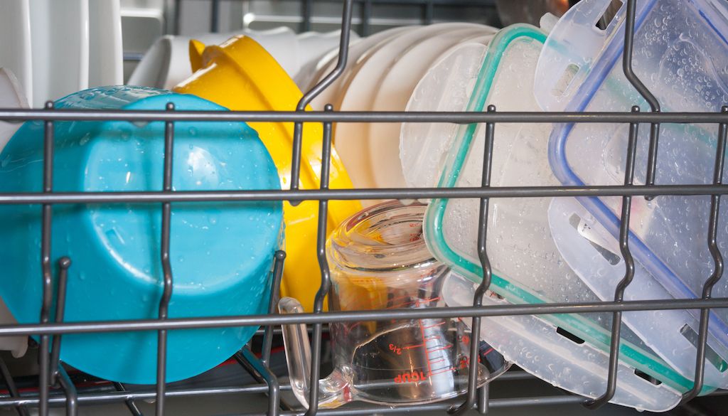 still wet plastic dishes in dishwasher