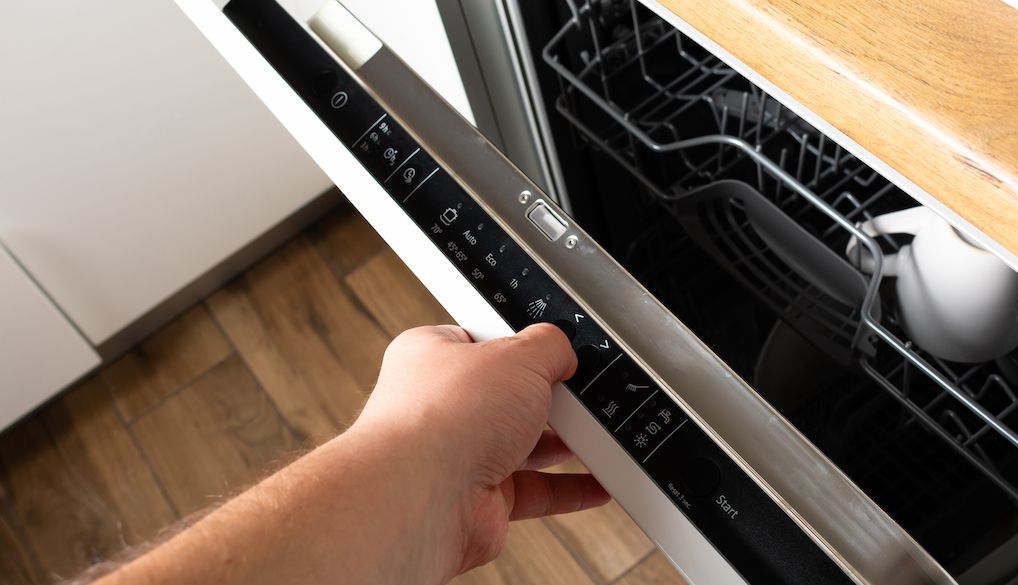 closing dishwasher door