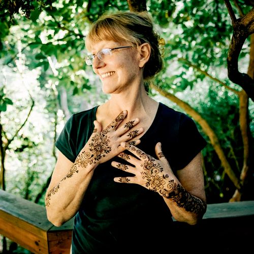 Carolyn is a joy to work with and her henna design