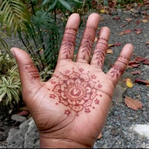 I really enjoyed getting my henna tattoo by Caroly