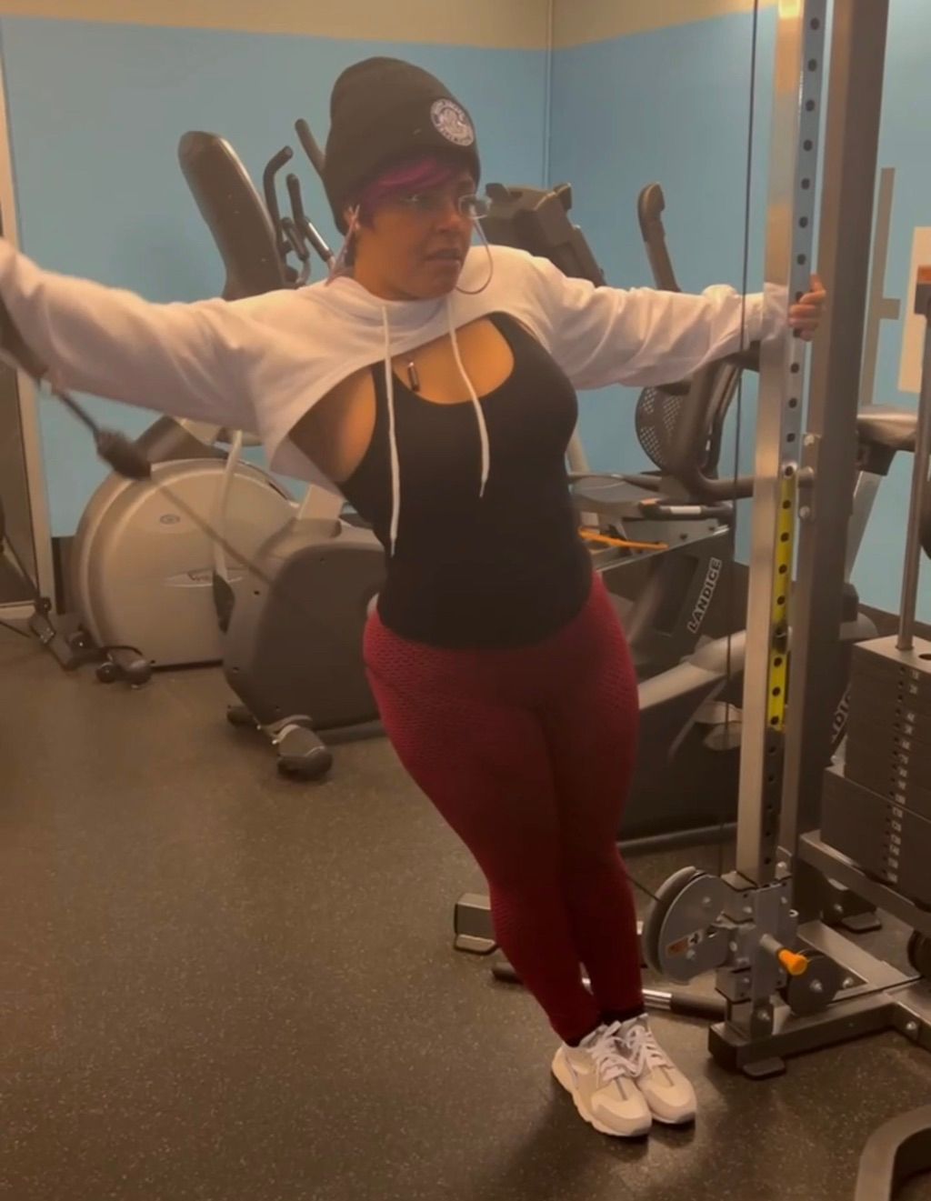 Leaning cable lateral raises 