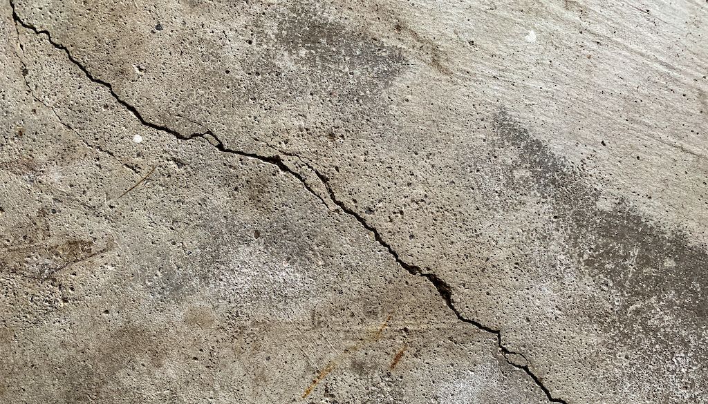 diagonal crack in foundation wall of home