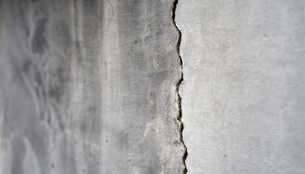 vertical foundation crack