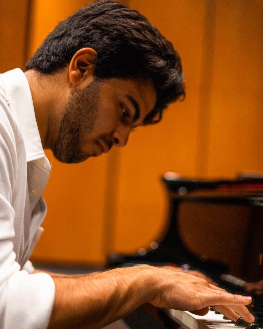 Me: Hugo Anché (Pianist/Singer)