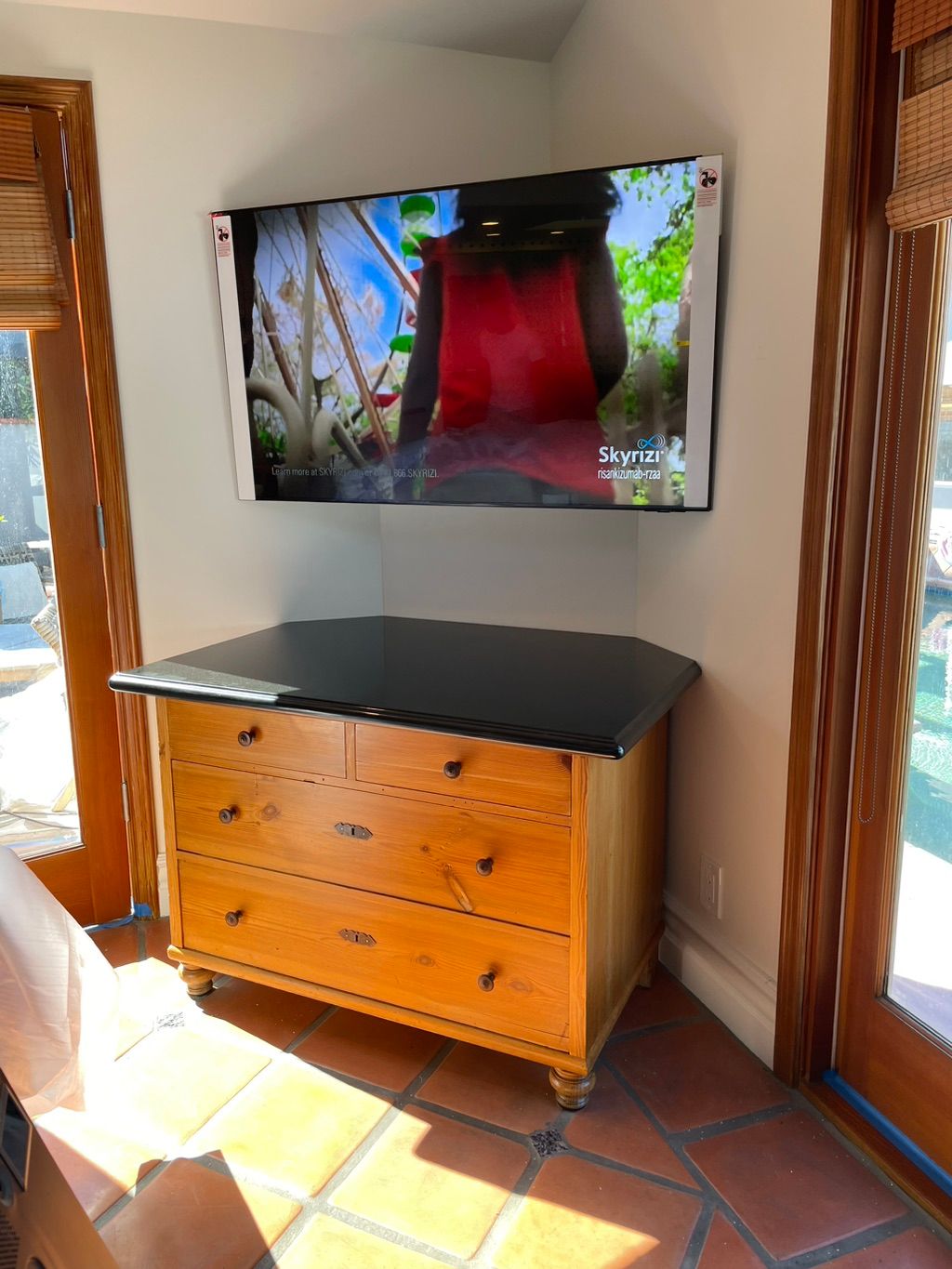 Corner TV mount