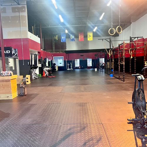 Loading a half of a crossfit gym 💪🏽