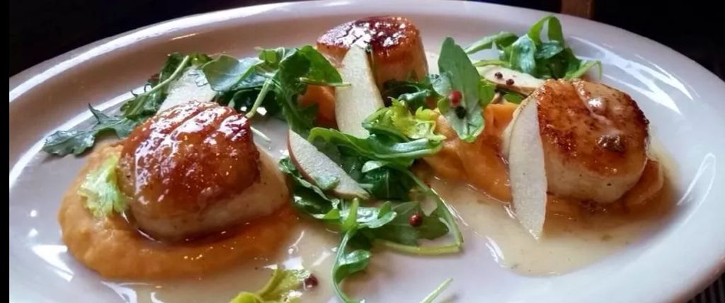 Seared sea scallops with sweet potato pure, lemon 