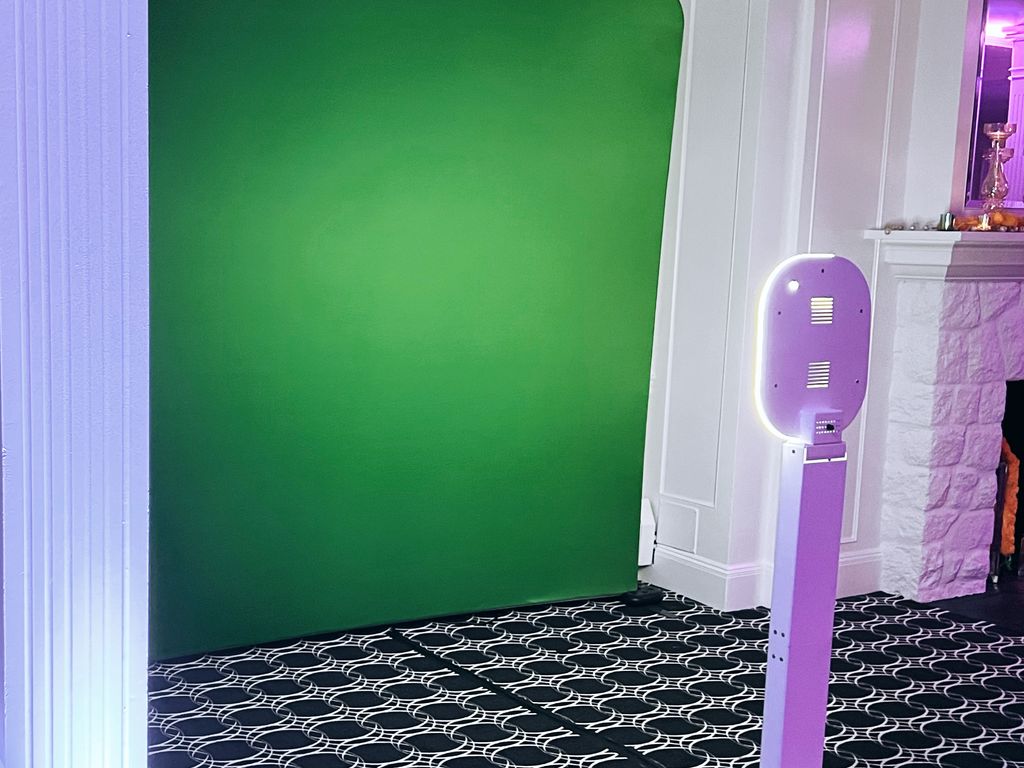 Clique Photo Station with optional green screen