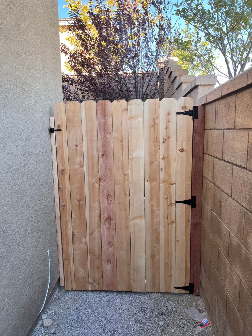 Side Gate 