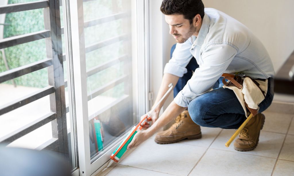 professional sealing door in home