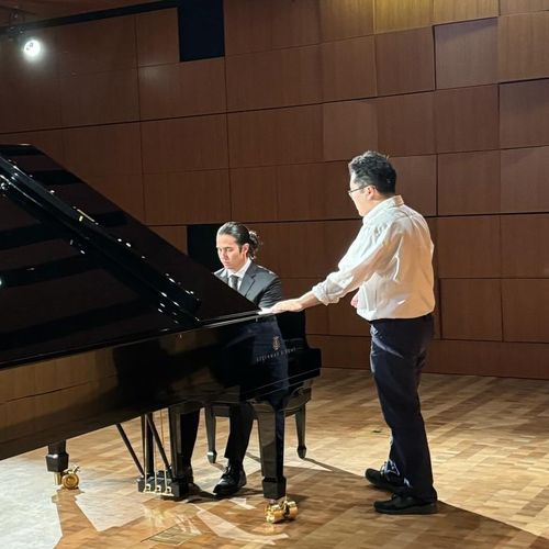 A short warmup at the piano before his performance