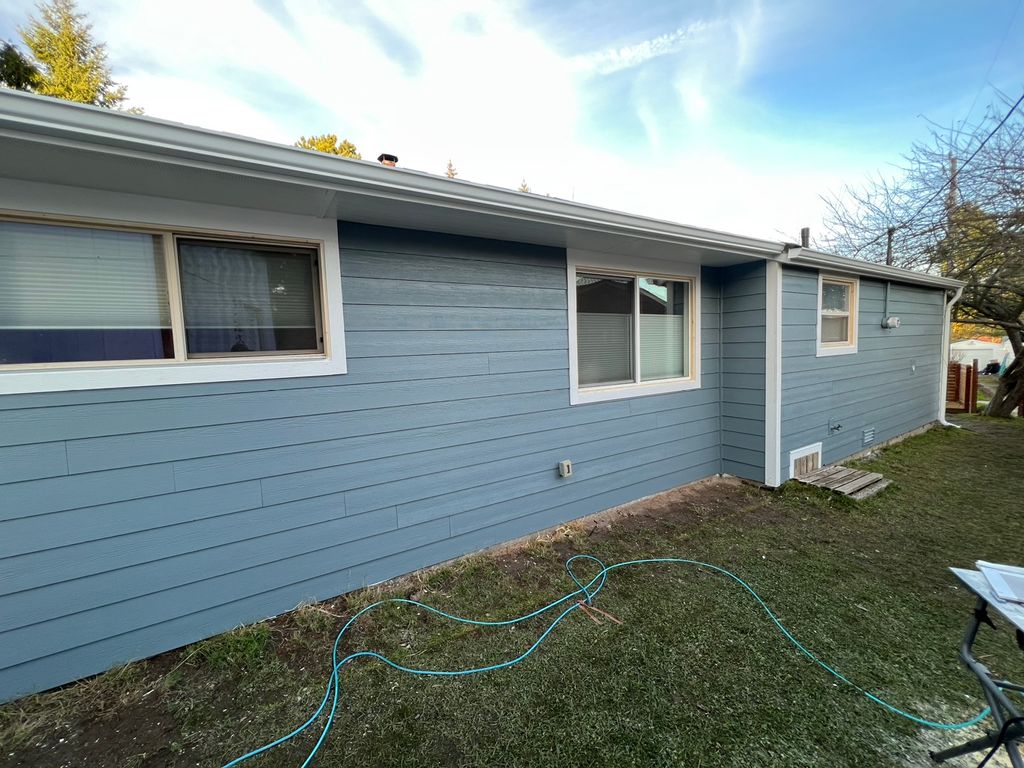 Hardie Colorplus Boothbay Blue, Arctic White trim