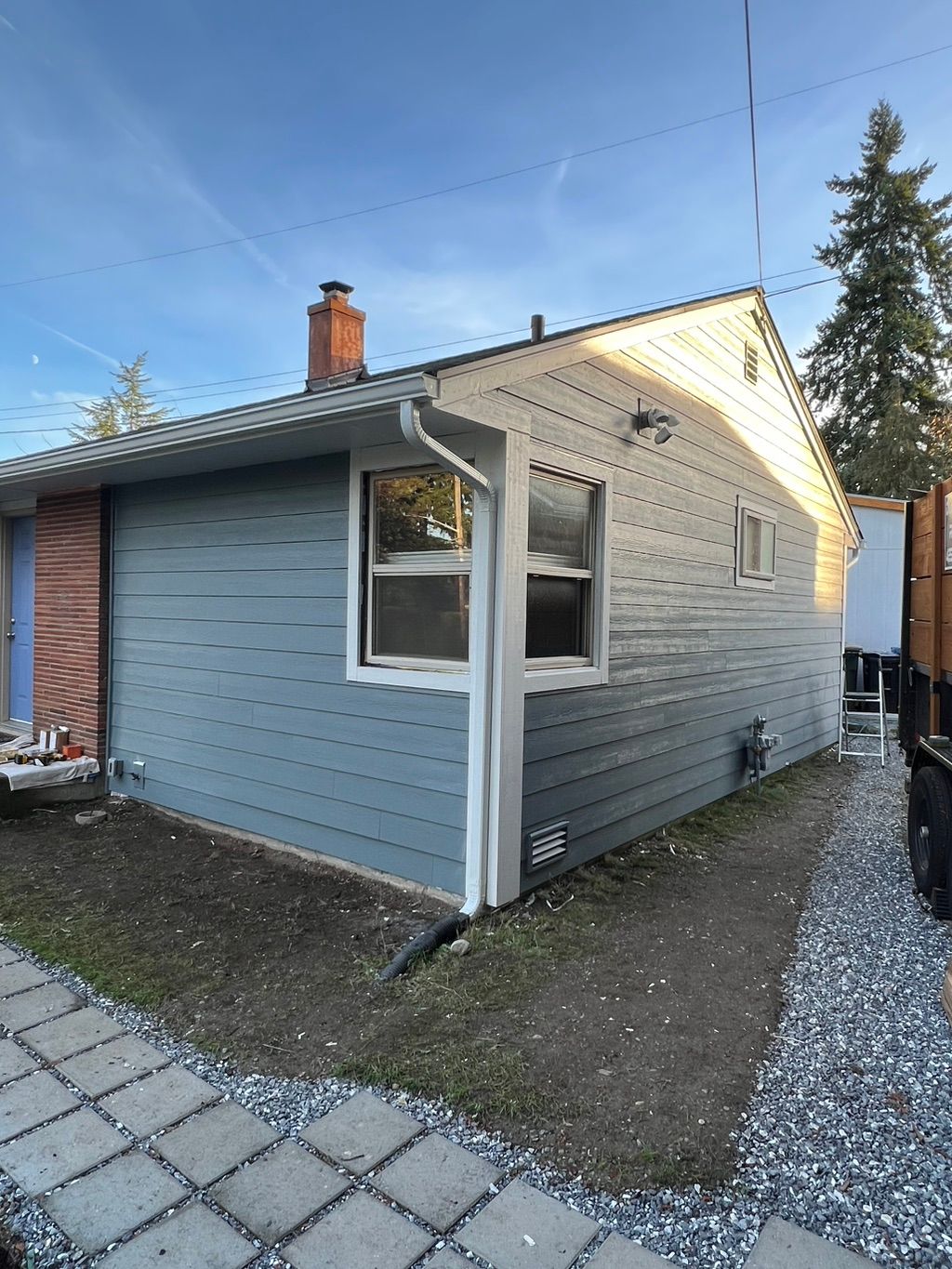 Hardie Colorplus Boothbay Blue, Arctic White trim