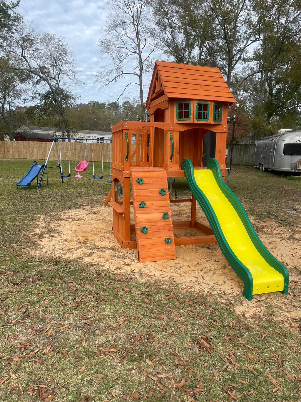 Ensambling and instalation of a back yard play hou
