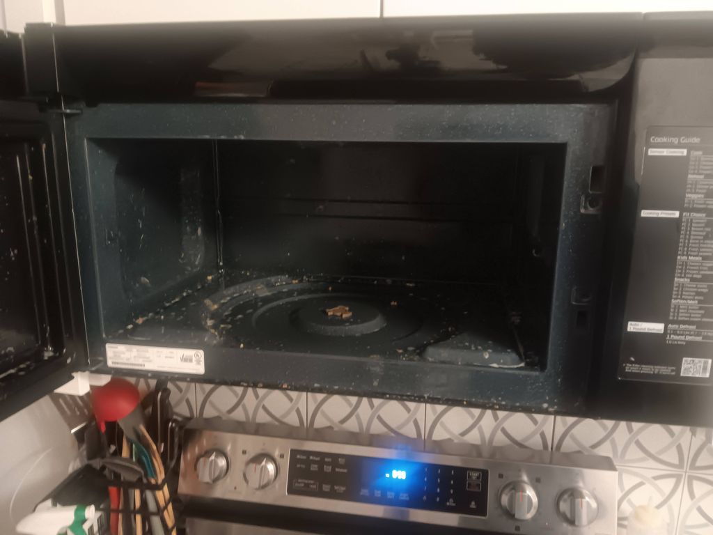 microwave inside BEFORE Dayocleaning 