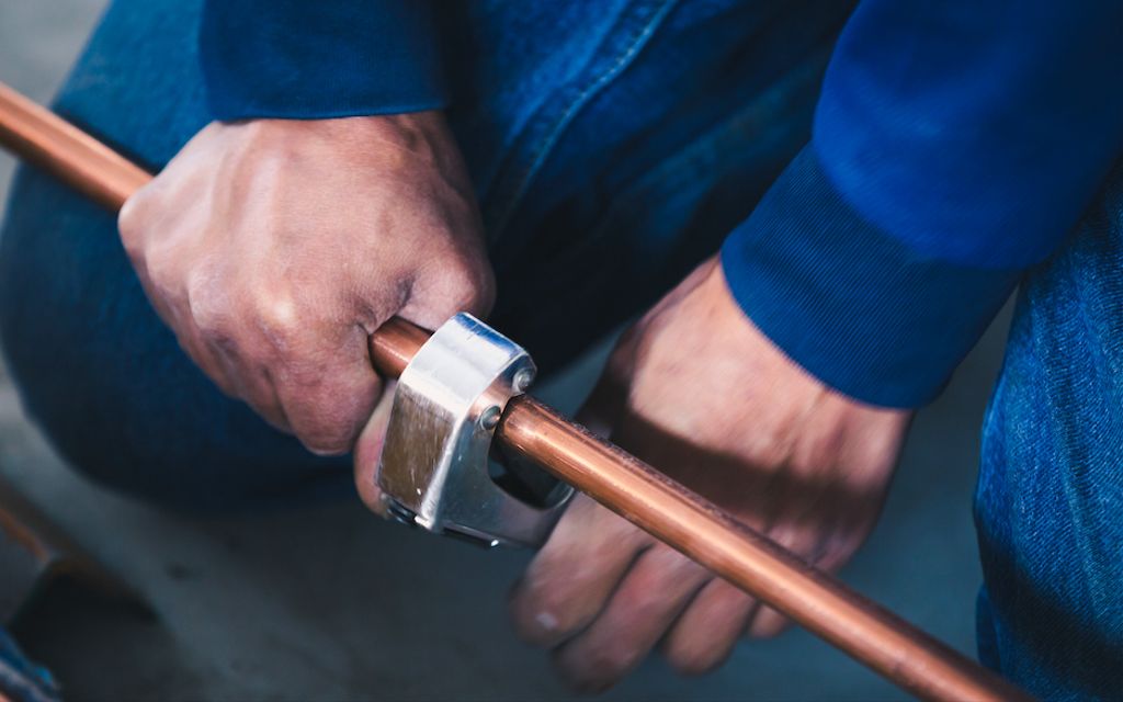 How to cut a metal pipe.