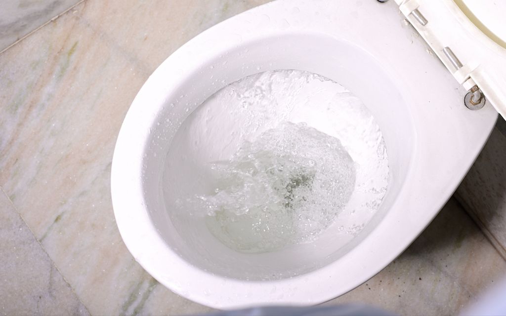 4 reasons why your toilet is bubbling.