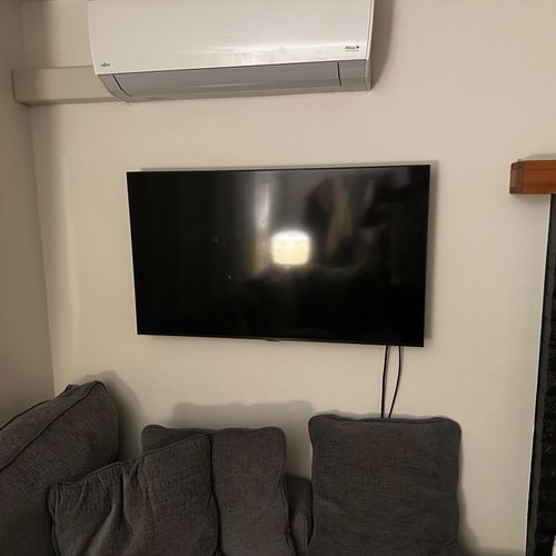 Excellent wall-mounted TV installation! The techni