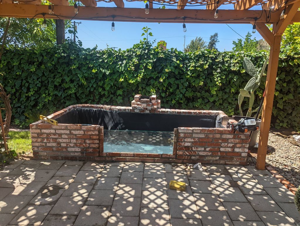 1000 gallon custom pond with viewing glass