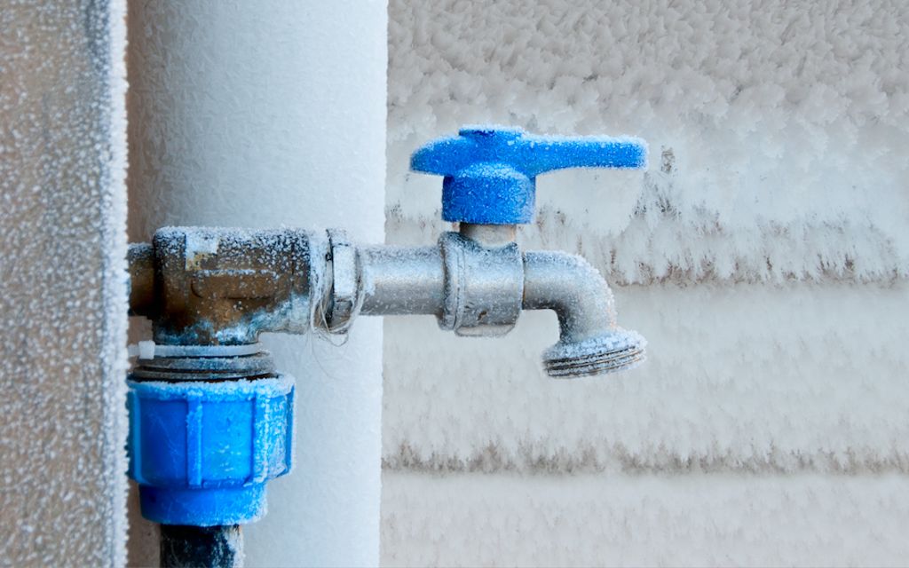 8 DIY tips to keep your outdoor water pipes from freezing.