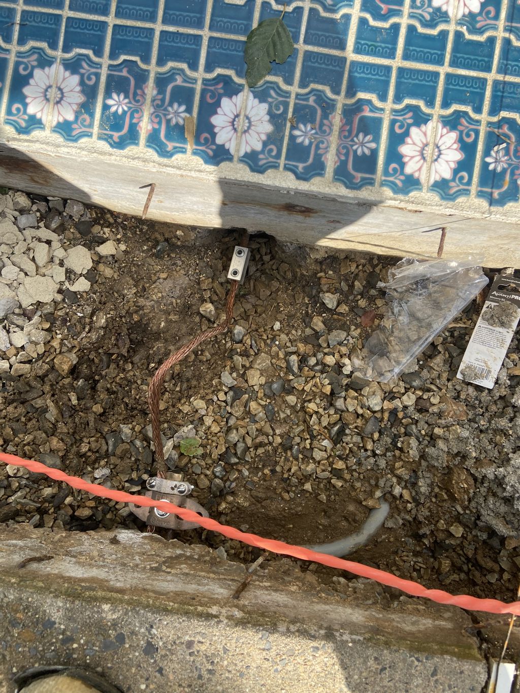 Pool grounding 