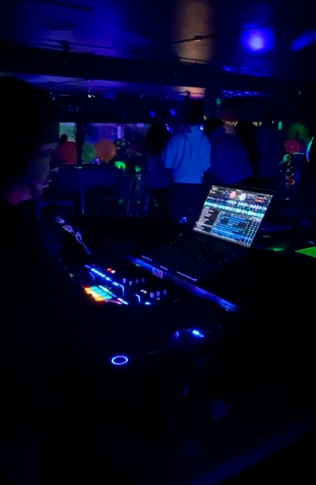 DJ