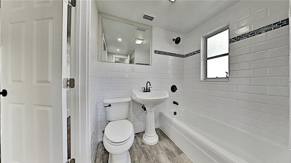 Bath with tub before