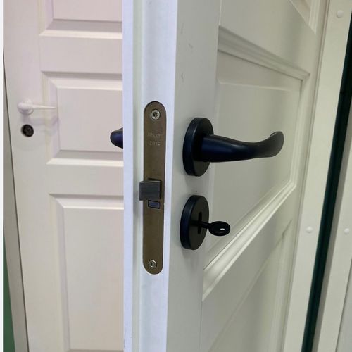 he quickly and efficiently installed a door handle