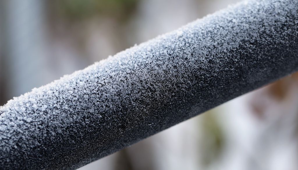 how to know if pipes are frozen: frost on pipes