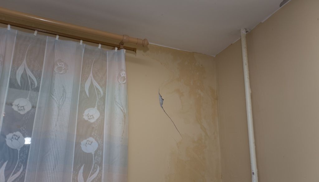 how to know if pipes are frozen: water stains on drywall