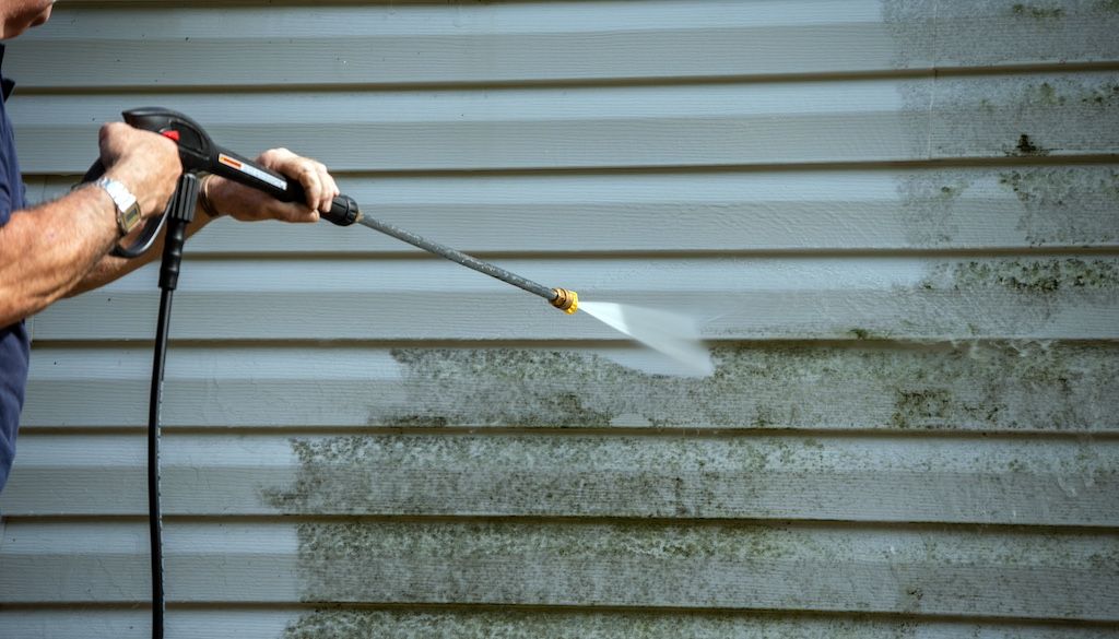professional cleaning vinyl siding with pressure washer