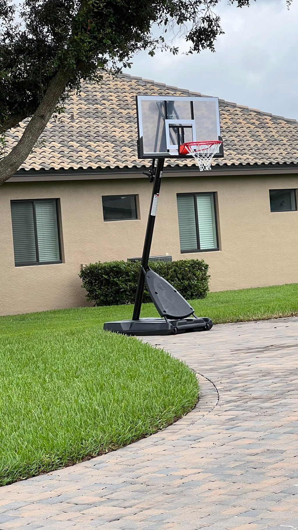 Basketball hoop assembly 