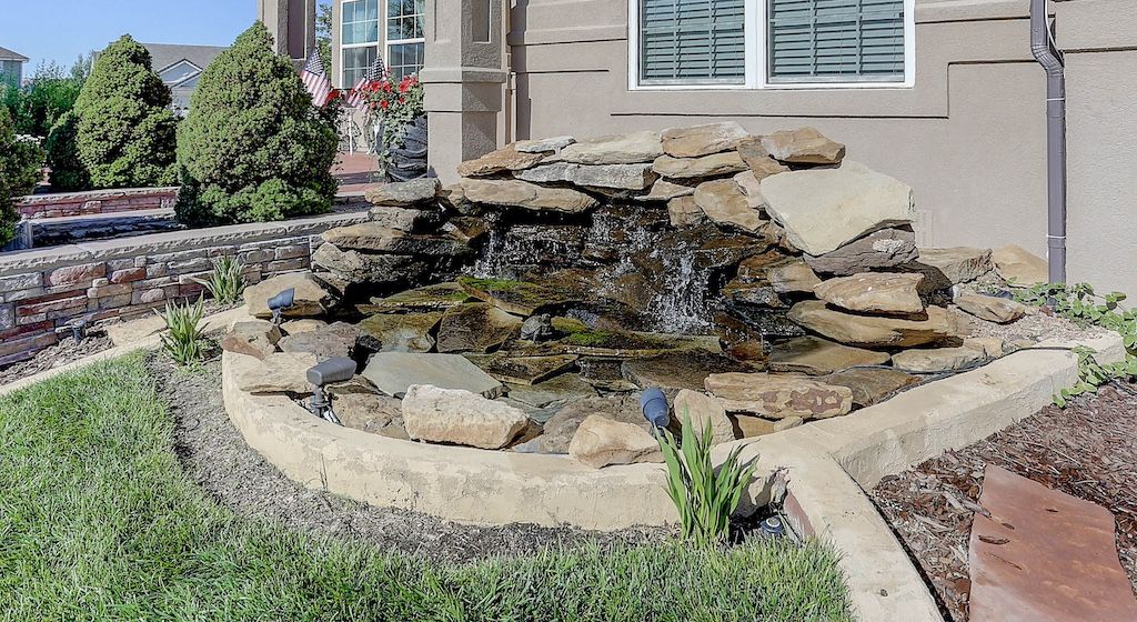 landscape water feature that utilizes rocks