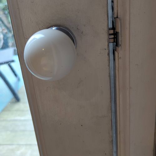 Excellent service, repaired a very faulty doorknob